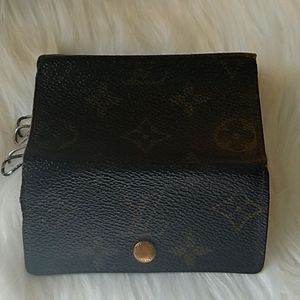 Louis Vuitton Auth Key Holder. See pictures